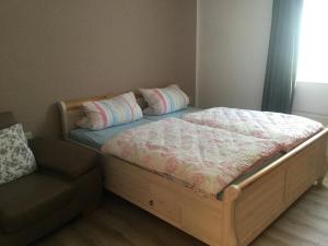 ein Bett mit Kissen und einem Stuhl in einem Zimmer in der Unterkunft Ferienwohnung Seibel in Piesport