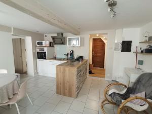 A kitchen or kitchenette at Gîte Le Rimbach