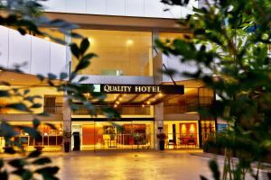 a building with a sign that reads quality hotel at Quality Hotel & Suítes São Salvador in Salvador