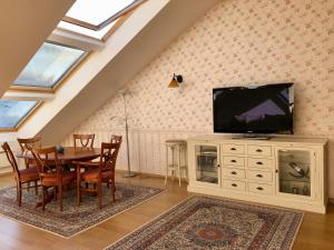 Un televizor și/sau centru de divertisment la LUXURY PENTHOUSE WITH A LAVISH SPA and 2 en-suite bedrooms