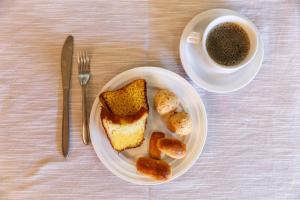 a plate of bread and a cup of coffee at Estancia do Vale in Serra do Cipo
