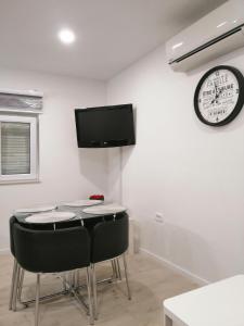 TV a/nebo společenská místnost v ubytování Pearl Apartment