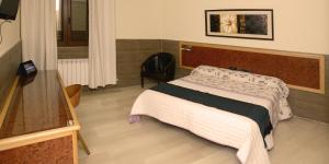a bedroom with a bed and a chair in it at Domus Viatoris in Sahagún