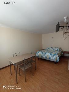 a room with a bed and a table and a bed at Casa Ananda in Punta de Choros