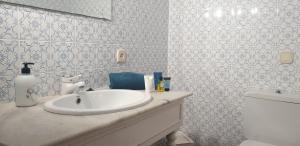 Kúpeľňa v ubytovaní Casa única con jardín a 45 metros de la playa. BE + 37 fotografií