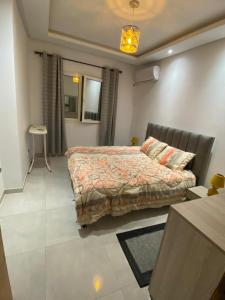 Кровать или кровати в номере Zayatine RDC +4 фотографии