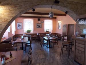 pusta restauracja z drewnianymi stołami i krzesłami w obiekcie Kájovská hospoda w mieście Kájov +14 zdjęć