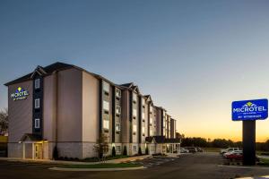 un edificio con un cartello di fronte di Microtel Inn Suites by Wyndham South Hill a South Hill