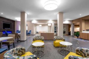 um átrio com mesas e cadeiras e uma sala de espera em Microtel Inn Suites by Wyndham South Hill em South Hill