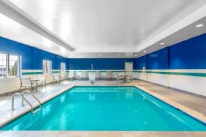 Πισίνα στο ή κοντά στο Microtel Inn Suites by Wyndham South Hill
