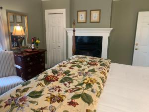 
A bed or beds in a room at The INN at Ormsby Hill
