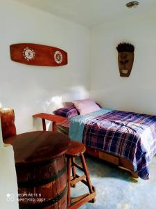 1 dormitorio con 1 cama, 1 mesa y 1 silla en Room in Lodge - Method Living Tropical Edition en Cabarete