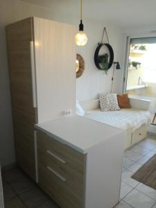 - une chambre avec un lit et un réfrigérateur blanc dans l'établissement Bel appt T2 4p confortable avec vue mer imprenable, à Narbonne-Plage