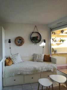 - une chambre avec un lit avec un miroir et 2 tables dans l'établissement Bel appt T2 4p confortable avec vue mer imprenable, à Narbonne-Plage