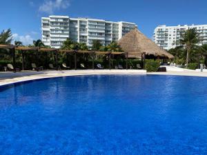 Bazén v ubytování Beachfront Loft Amara Cancun nebo v jeho okolí