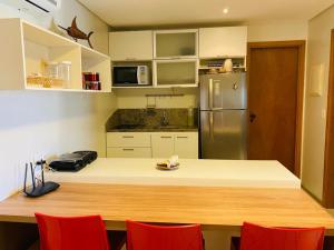 uma cozinha com uma bancada e um frigorífico em Marulhos Resort em Porto de Galinhas