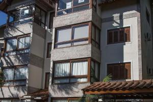 un edificio alto con muchas ventanas. en LOCAR-IN GRAMADO Residencial Siena Centro, en Gramado