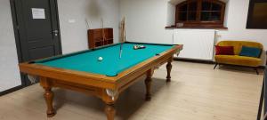Stół bilardowy w obiekcie Hotel Spichlerz Pierwszy SPA & WELLNESS