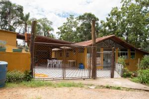 una casa con una puerta delante de ella en Chácara c piscina churrasqueira e Wi-Fi em Ibiúna, en Ibiúna