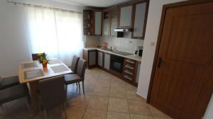 Kuchyň nebo kuchyňský kout v ubytování Apartments Stijak-Sorum