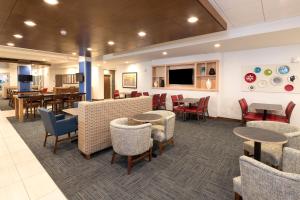 The lounge or bar area at Holiday Inn Express Hotel & Suites Bay City, an IHG Hotel