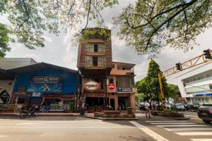 a building on the corner of a city street at Ayenda 1405 Ibiza in Cali