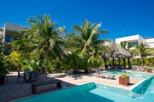 Hồ bơi trong/gần 87965 Spacious and private retreat 1 block from the Ocean in Progreso East
