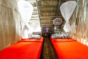Postel nebo postele na pokoji v ubytování Ganesh Hostel & Shivas Bungalows