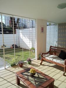 uma sala de estar com um sofá e uma mesa de centro em Casa Rosarinho 1- RECIFE - Quartos com Banheiros Exclusivos no Recife