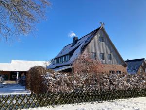 a house with a fence in front of it at Landidyll in Uelzen