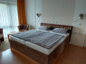 a bedroom with a white bedspread and pillows at Kurpark-Residenz Deidesheim in Deidesheim