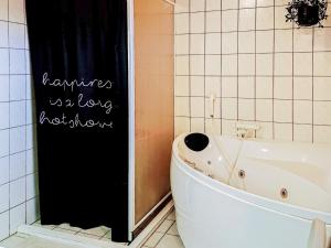 y baño con bañera y cortina de ducha. en 6 person holiday home in Tarm, en Tarm