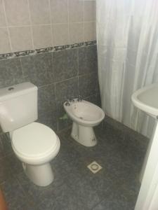 Ένα μπάνιο στο servicio de alojamiento en San Pedro +34 φωτογραφίες