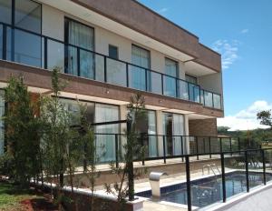 a building with a swimming pool in front of it at Casa novanova in Capitólio