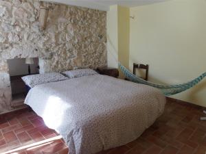 een slaapkamer met een bed en een hangmat. bij Stonehouse apartments 
