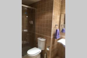 Kúpeľňa v ubytovaní Villa Matilde Modern 2 Bedroom Apartment Close to Beach