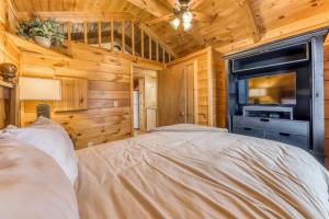 - une chambre avec un lit dans une cabane en bois dans l'établissement Rocky Top, à Sevierville