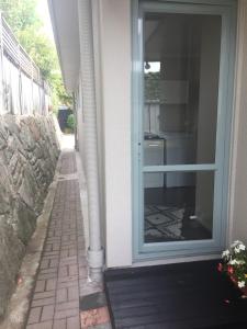 eine offene Tür zu einem Haus mit einer Veranda in der Unterkunft Kingsley Quarters in Cambridge