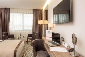 Un televizor și/sau centru de divertisment la Best Western Premier Plovdiv Hills