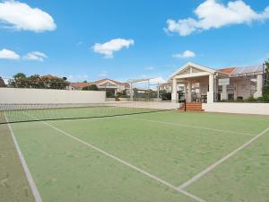Instalaciones para jugar a tenis o squash en The Sands Villa 51 o alrededores