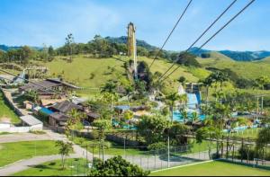 uma vista para um parque com um parque de diversões em Flat inteiro - Aldeia das águas em Barra do Piraí