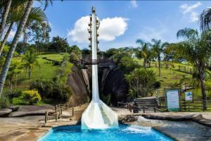 una fontana d'acqua al centro di una piscina di Flat inteiro - Aldeia das águas a Barra do Piraí Altre 3 foto