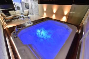 bañera con agua azul en la habitación en סוויטת נסיכת המפרץ, en Eilat