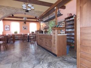 restauracja z barem ze stołami i krzesłami w obiekcie Kájovská hospoda w mieście Kájov