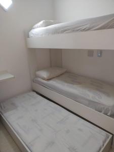 Krevet ili kreveti na kat u jedinici u objektu Mangaratiba (casa mobiliada)
