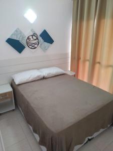 Ce lit se trouve dans un dortoir doté d'une fenêtre et d'une banquette-lit. dans l'établissement Mangaratiba (casa mobiliada), à Mangaratiba