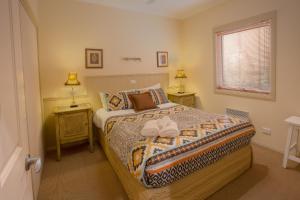 מיטה או מיטות בחדר ב-Autumn Affair Cottage 6