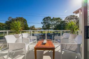 Ein Balkon oder eine Terrasse in der Unterkunft Lazy Days by Stay Noosa