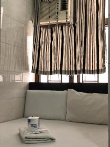 Una cama con una servilleta y un recipiente encima. en Crystal Hostel, en Hong Kong
