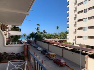 uma vista para a rua a partir de uma varanda de um edifício em Vallarta Jr Suites em Puerto Vallarta